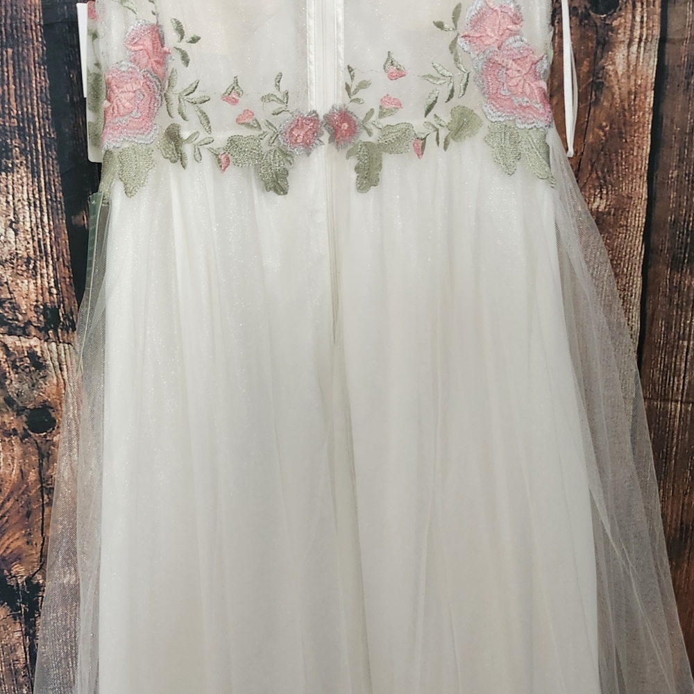 Elegant White Dress with Floral Embroidery - Picture 7 of 9
